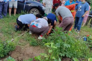 沈阳警方成功救援一名坠入水泥管内男童