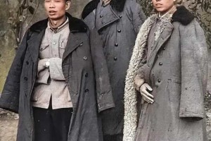 1966年，山东枣庄，三位披着大衣干部，到基层视察工作