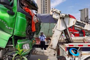 杭州一大货车紧急刹车，车上5吨重的水泥管压垮驾驶室！