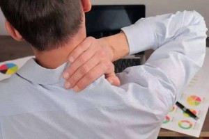 脖子疼不一定是颈椎毛病，若伴有这些症状，当心患有更严重的疾病