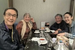 李立群携妻女过境香港，74岁刘松仁请客吃饭，感慨老友相逢是乐事