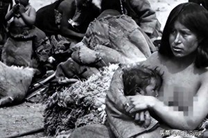 罕见真实老照片：露胸的西藏女奴当众给孩子喂奶，走路妖娆的女人